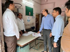  कलेक्टर ने सुविधाएं देखीं तो एसएसपी ने सुरक्षा को लेकर किया मतदान केंद्रों का निरीक्षण