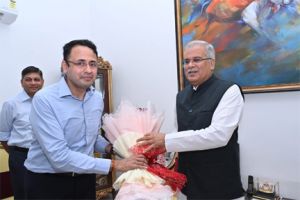 मुख्यमंत्री भूपेश बघेल को  उनके जन्मदिवस के अवसर पर संचालक जनसंपर्क सौमिल रंजन चौबे ने पुष्प गुच्छ भेंट कर मुख्यमंत्री को बधाई और शुभकामनाएं दीं