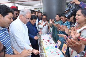 मुख्यमंत्री भूपेश बघेल ने अपने जन्मदिन के अवसर पर मल्टीलेवल पार्किंग में डेढ़ सौ फीट की लंबाई वाला केक काटा मुख्यमंत्री भूपेश बघेल ने अपने जन्मदिन के अवसर पर मल्टीलेवल पार्किंग में डेढ़ सौ फीट की लंबाई वाला केक काटा