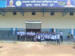 स्कूली विद्यार्थियों को नवाचार व उद्यमशीलता से जोड़ने के लिए फुंडा और सांकरा रीपा केन्द्र का कराया भ्रमण