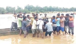  डोंगी में सवार कर ट्रांसफार्मर को पहुंचाया नदी पार जिससे रोशन हुआ पखांजुर का बांगोघोड़िया गांव