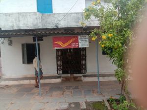 आधा दिन पोस्ट आफिस बंद कर डाक बांटता है पोस्टमास्टर ...! 