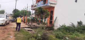 मच्छरों के बढ़ते प्रकोप के रोकथाम हेतु लार्वा हिट एवं ब्लिचिंग पाउडर का छिड़काव