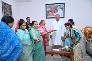 मुख्यमंत्री भूपेश बघेल की कलाई पर सजी गोबर और धान से बनी राखी 