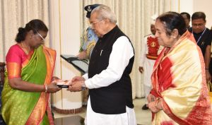 राष्ट्रपति मुर्मु को राज्यपाल श्री हरिचंदन ने भेंट की आत्मकथा ‘‘बेटल नाॅट यट ओवर‘‘