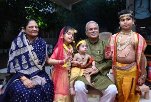 मुख्यमंत्री बघेल ने जन्माष्टमी पर भगवान श्रीकृष्ण की पूजा-अर्चना की