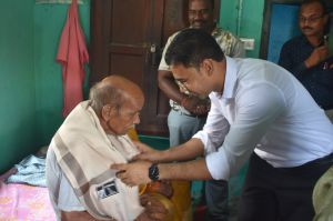 कलेक्टर ने बघमरा और भोथली में मतदान केंद्रों और आंगनबाड़ी केंद्र का किया निरीक्षण