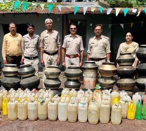 आबकारी विभाग दुर्ग द्वारा पकड़ी गई अवैध शराब से भरी गाड़ी