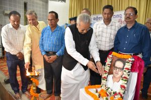  राज्यपाल  ने प्रख्यात साहित्यविद् और प्रकाशक अनंत मिश्र के तैल चित्र का अनावरण किया