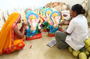  चन्द्रहासिनी समूह की दीदियों द्वारा निर्मित गणपति की  विराजेंगे इस बार घरों और पंडालों में