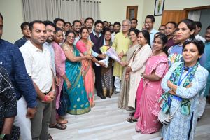  स्वास्थ्य कर्मियों का महा आंदोलन मुख्यमंत्री के प्रतिनिधि के आश्वासन के बाद स्थगित 
