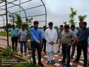 महापौर- कलेक्टर एवं आयुक्त अफसरों के साथ पहुँचे महापौर- कलेक्टर एवं आयुक्त अफसरों के साथ पहुँचे