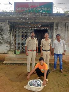 आबकारी विभाग द्वारा 09 लीटर अवैध देशी शराब जप्त कर की गई कार्रवाई आबकारी विभाग द्वारा 09 लीटर अवैध देशी शराब जप्त कर की गई कार्रवाई