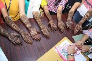 इस तीज पर महिलाओं के हाथों में रचेगी एक मेहंदी स्वीप की इस तीज पर महिलाओं के हाथों में रचेगी एक मेहंदी स्वीप की