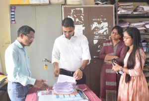 कलेक्टर ने किया जनपद पंचायत कार्यालय गुण्डरदेही एवं शासकीय उचित मूल्य दुकान खुटेरी का निरीक्षण