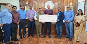 कलेक्टर को अडानी फाउंडेशन ने स्वामी आत्मानंद स्कूल खरोरा के भवन निर्माण के लिए एक करोड़ 70 लाख रूपये की राशि प्रदान की