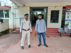 छतौना चौक के पास चाकू लहराते पकड़ाया पलौद का आरोपी छतौना चौक के पास चाकू लहराते पकड़ाया पलौद का आरोपी