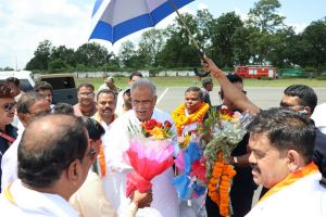 मुख्यमंत्री भूपेश बघेल का बीजापुर हेलीपेड पर आत्मीय स्वागत मुख्यमंत्री भूपेश बघेल का बीजापुर हेलीपेड पर आत्मीय स्वागत