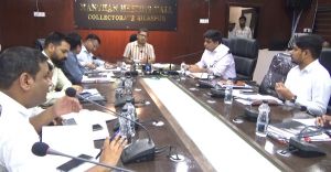 क्षतिपूर्ति के प्रकरणों में त्वरित रूप से हो मुआवजा भुगतान: कलेक्टर 