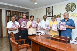  मुख्यमंत्री ने 'छत्तीसगढ़ की सहकारिता : नई राहें-नए कीर्तिमान' स्मारिका का विमोचन किया