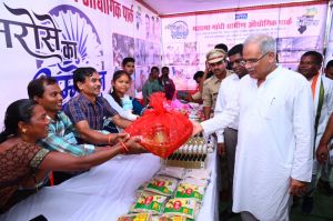  मुख्यमंत्री  भूपेश बघेल ने विभागीय स्टॉल का किया निरीक्षण