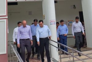 संभागायुक्त पहुँचे मतदान केन्द्र : पानी, विद्युत व्यवस्था, रैम्प, शौचालय आदि की देखी व्यवस्थाएँ