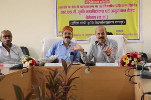  अलसी के रेशे से कपड़ा निर्माण की तकनीक सीख रहे हैं महिलाएं एवं किसान