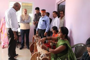 अलसी के रेशे से कपड़ा निर्माण की तकनीक सीख रहे हैं महिलाएं एवं किसान