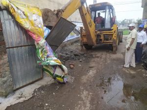 शासकीय योजना के मकान मे किये अतिरिक्त कब्जे को निगम ने ढहाया 