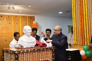 मुख्य न्यायाधीश ने महात्मा गांधी की प्रतिमा का अनावरण कर उन्हें नमन किया मुख्य न्यायाधीश ने महात्मा गांधी की प्रतिमा का अनावरण कर उन्हें नमन किया