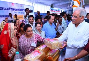  मुख्यमंत्री ने  डभरा में  विभिन्न योजनाओं के तहत हितग्राहियों को किया सामग्री वितरण