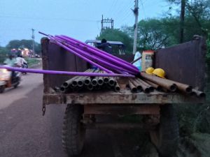 बिना अनुमति के बिछाए जा रहे केबल को निगम ने ट्राली सहित जप्त किया बिना अनुमति के बिछाए जा रहे केबल को निगम ने ट्राली सहित जप्त किया