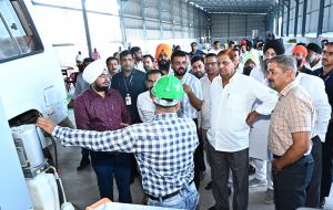 परिवहन मंत्री मोहम्मद अकबर ने राज्य का पहला पंजीकृत वाहन स्क्रैपिंग केंद्र का किया शुभारंभ परिवहन मंत्री मोहम्मद अकबर ने राज्य का पहला पंजीकृत वाहन स्क्रैपिंग केंद्र का किया शुभारंभ