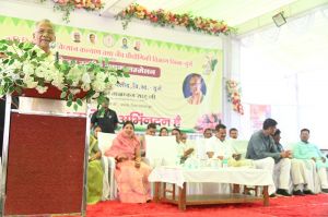 किसान योजनाओं का लाभ उठाकर बनें आत्मनिर्भर - गृह मंत्री किसान योजनाओं का लाभ उठाकर बनें आत्मनिर्भर - गृह मंत्री