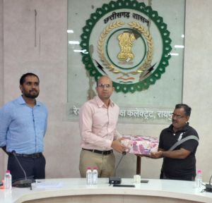 कलेक्टर ने राजधानी के शिल्पकार बैरागी को किया सम्मानित कलेक्टर ने राजधानी के शिल्पकार बैरागी को किया सम्मानित