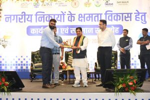 मोर जमीन मोर मकान योजन मे उत्कृष्ट प्रदर्शन के लिए निगम भिलाई को प्रथम पुरस्कार मोर जमीन मोर मकान योजन मे उत्कृष्ट प्रदर्शन के लिए निगम भिलाई को प्रथम पुरस्कार