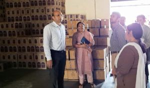 कलेक्टर ने देशी-विदेशी मदिरा भंडागार, बॉटलिंग यूनिट का निरीक्षण किया