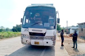 साड़ी और कपड़ों से भरी 107 बोरी जब्त साड़ी और कपड़ों से भरी 107 बोरी जब्त