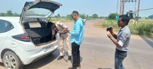 विधानसभा चुनाव : बालोद जिले के 9 चेक पोस्टों में आने-जाने वालों की निगरानी की जा रही है विधानसभा चुनाव : बालोद जिले के 9 चेक पोस्टों में आने-जाने वालों की निगरानी की जा रही है