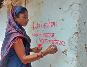 दीवाल लेखन एवं दीप प्रज्ज्वलित कर अनिवार्य मतदान का दिया जा रहा है संदेश