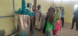 गोबर पेंट यूनिट में बढ़ी त्योहारी रौनक गोबर पेंट यूनिट में बढ़ी त्योहारी रौनक