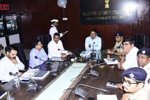 कलेक्टर ने चार्ज लेने के तत्काल बाद ली अफसरों की बैठक कलेक्टर ने चार्ज लेने के तत्काल बाद ली अफसरों की बैठक