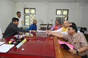 राजनांदगांव जिले में अब तक 37 ने लिया नामांकन फार्म और पांच ने जमा किया राजनांदगांव जिले में अब तक 37 ने लिया नामांकन फार्म और पांच ने जमा किया