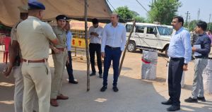 कलेक्टर डॉ भुरे आरंग विधानसभा के एसएसटी प्वाईंट पहुुंचे और तैयारियों का लिया जायजा कलेक्टर डॉ भुरे आरंग विधानसभा के एसएसटी प्वाईंट पहुुंचे और तैयारियों का लिया जायजा