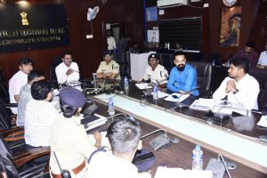 कलेक्टर ने रिटर्निंग अफसरों की बैठक लेकर की नामांकन तैयारी की समीक्षा