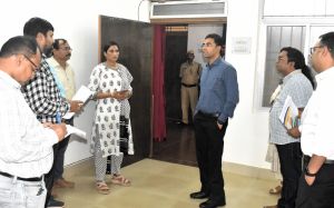 कलेक्टर एवं जिला निर्वाचन अधिकारी ने नाम निर्देशन कक्ष का लिया जायजा कलेक्टर एवं जिला निर्वाचन अधिकारी ने नाम निर्देशन कक्ष का लिया जायजा