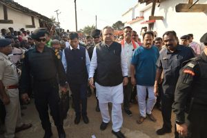 भाजपा नेता बिरझू तारम की अंतिम यात्रा में शामिल हुए पूर्व सीएम डॉ. रमन सिंह भाजपा नेता बिरझू तारम की अंतिम यात्रा में शामिल हुए पूर्व सीएम डॉ. रमन सिंह