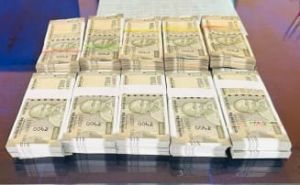 बोराई पुलिस ने ओडिशा की गाड़ी से 10 लाख रुपये जब्त बोराई पुलिस ने ओडिशा की गाड़ी से 10 लाख रुपये जब्त