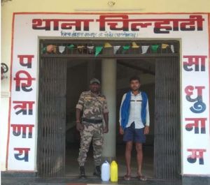 कच्ची शराब के साथ पकड़ा गया युवक कच्ची शराब के साथ पकड़ा गया युवक