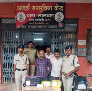 पांच किलो गांजा के साथ पकड़े गए तीन आरोपी पांच किलो गांजा के साथ पकड़े गए तीन आरोपी